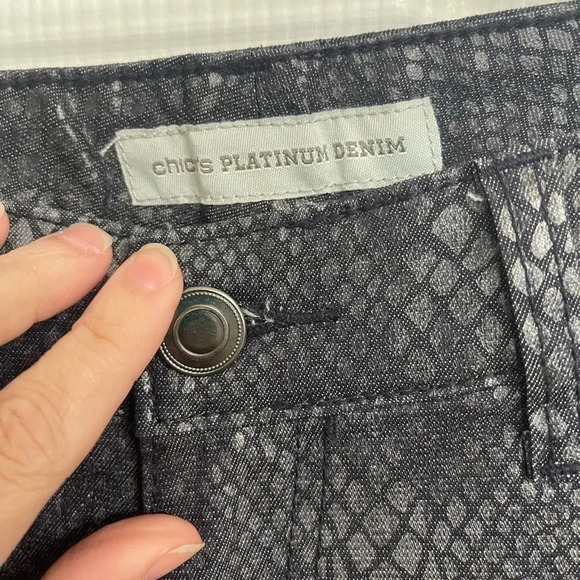 Womens size 2 Chicos Platinum Denim jeans snake skin print  Pants Size 00 gray - Picture 2 of 6